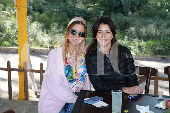 Caroline Leal y Melina Azzaro 0