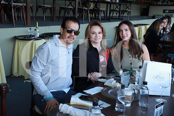 Victor Cruz, Elena Chávez y Victoria Cruz 0