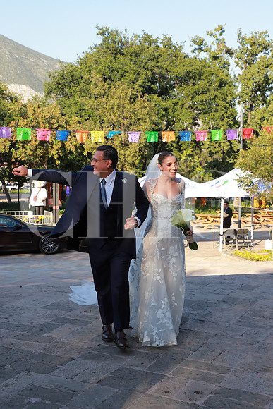 Regina Garza caminando a lado de su padre 4