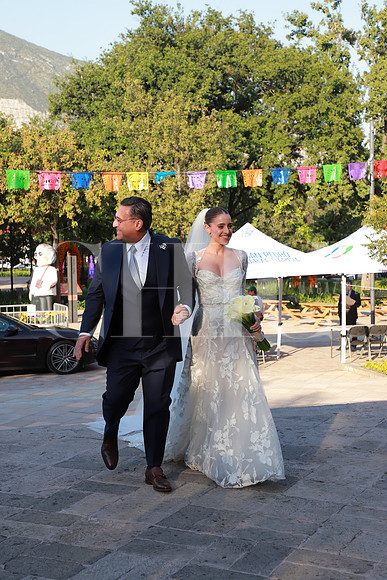 Regina Garza caminando a lado de su padre 2