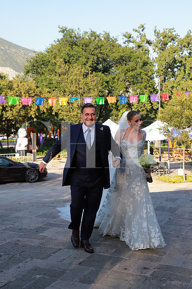 Regina Garza caminando a lado de su padre 5