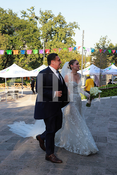 Regina Garza caminando a lado de su padre 9