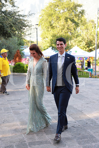 Adrián Gutierrez caminando a lado de su madre 5