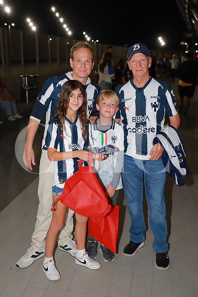 Raúl González, Raúl González, Raúl González y Maria Garza T 3