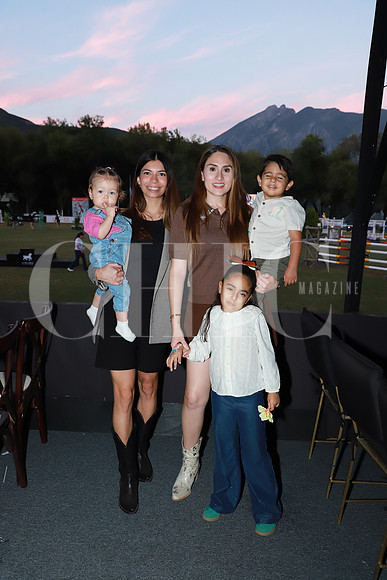 Daniela Zamora, Claudia Quintanilla, María Longoria, Ferran Ursua y Amal Ursua 1
