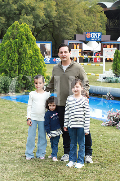 José Alberto Vela, María Regina Vela, Luciana Vela y María Emiia Hayek