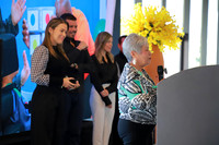 Esthela Torres recibiendo su premio 10