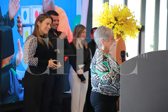 Esthela Torres recibiendo su premio 10
