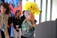 Esthela Torres recibiendo su premio 7