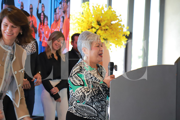 Esthela Torres recibiendo su premio 7