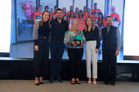 Esthela Torres recibiendo su premio 6