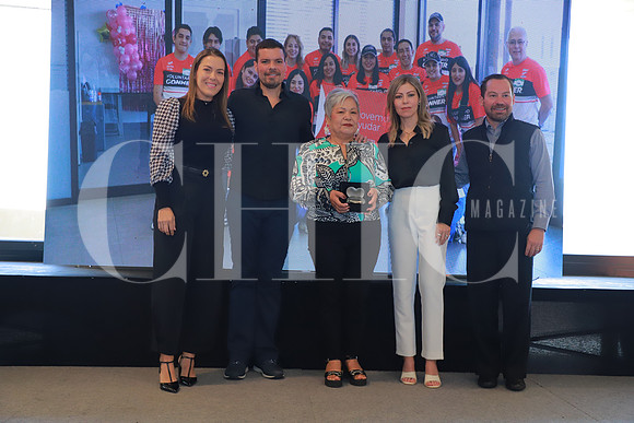 Esthela Torres recibiendo su premio 6