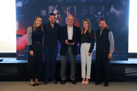 Artemio Garza recibiendo su premio 8