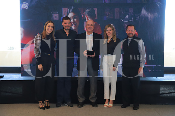 Artemio Garza recibiendo su premio 8