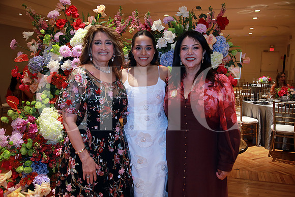Karina Charur de Tancredi, María José y Martha Adame