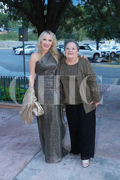 Alejandra Rodríguez de Kalifa y Margarita Ibarra de Rodríguez 1