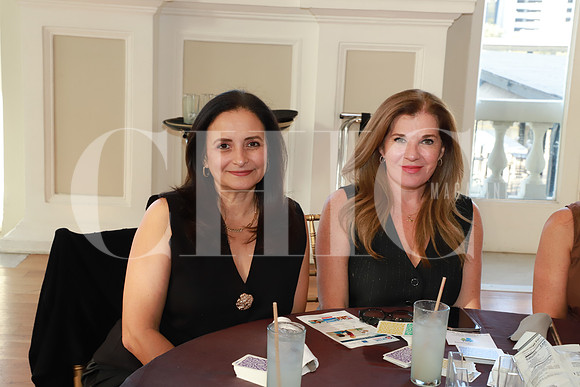 Debora de Sánchez y Gaby Treviño de Medellin