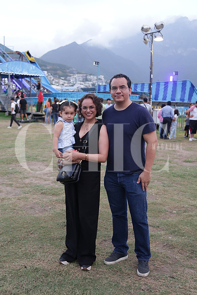 Regina Becerra, Luz Barba y Ernesto Becerra 0