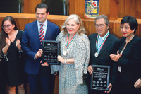 Entrega de reconocimiento y medalla