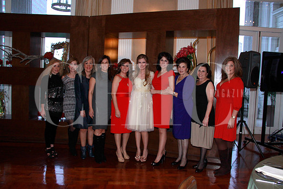 Andrea Livas con las organizadoras