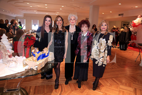 Marlene Dávila, Olga Mejia, Aló Flores, Lupina Vara de Mejia y Claudia Chávez de García