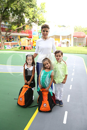 Gretta Salinas de Medina, Roberta, Rebeca y Rodrigo Medina