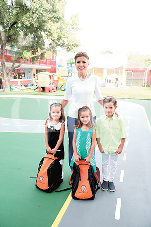 Gretta Salinas de Medina, Roberta, Rebeca y Rodrigo Medina-3