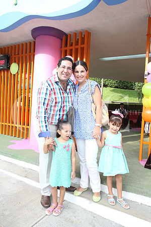 Alejandro Julián, Lupita Cervantes de Julián, Carolina Julián y Cristina Julián