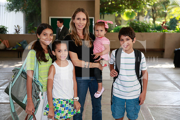 Sofia Flores, Daniela Flores, Mercedes de Flores, Viviana Flores y MAuricio Flores