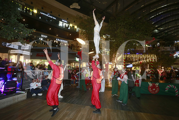 Aspectos del encendido del Pino en Plaza Paseo La Fe (11)