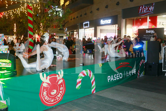 Aspectos del encendido del Pino en Plaza Paseo La Fe (4)