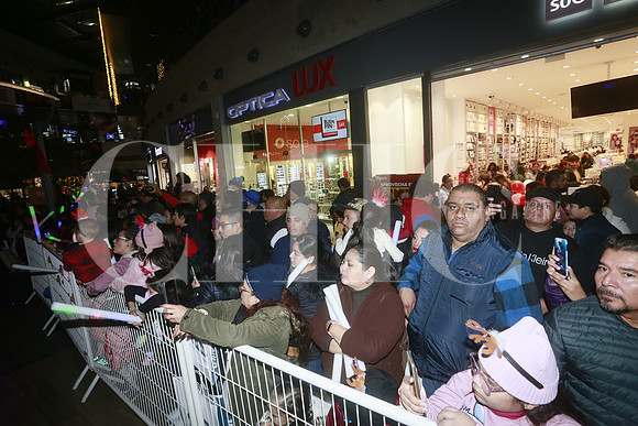Aspectos del encendido del Pino en Plaza Paseo La Fe (5)