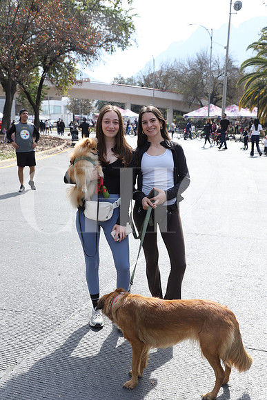Jimena Menendez y Valeria de la Garza 1