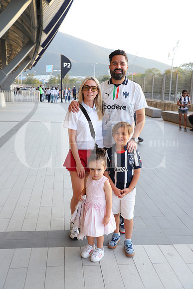 Caro Valle, Enrique Ocañas, Agustina Ocañas y Enrique Ocañas 0