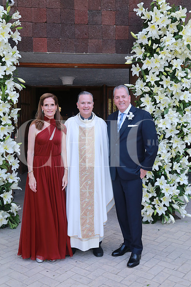 (papás del novio) y el padre Anuar Canavati