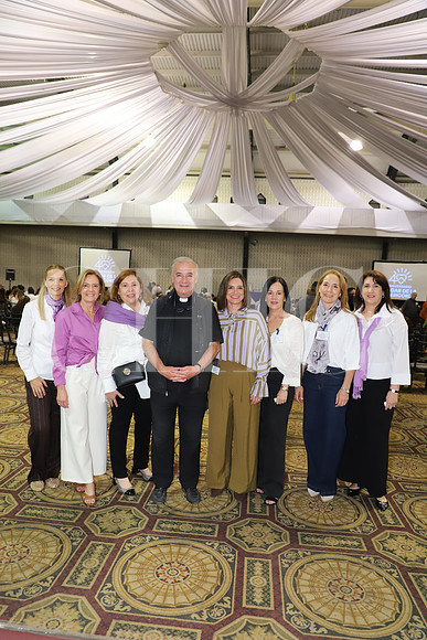 Gina Zertuche, Nohemi Suess, Silvia Barba, Padre Angel Montero, Zandra Gamez, Sandra González, Caro Drexel y Adriana Cantú0