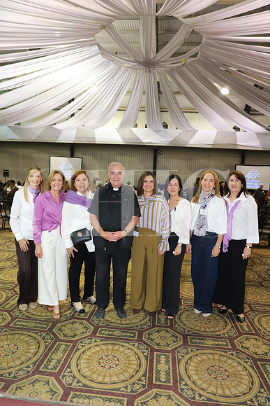 Gina Zertuche, Nohemi Suess, Silvia Barba, Padre Angel Montero, Zandra Gamez, Sandra González, Caro Drexel y Adriana Cantú1