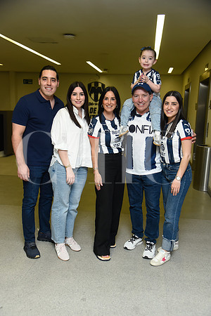 Hugo Barrera Jr. Lizette Ibarra, Claudia Rodríguez, Hugo Barrera, niña Eugenia Barrera y Analía Barrera