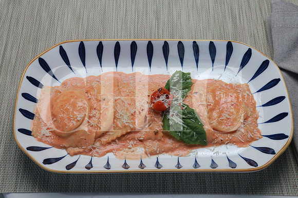 Ravioles rellenos de camaron en salsa rosa (2)
