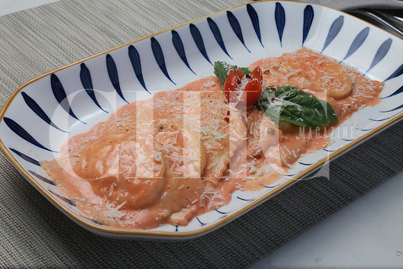 Ravioles rellenos de camaron en salsa rosa (5)