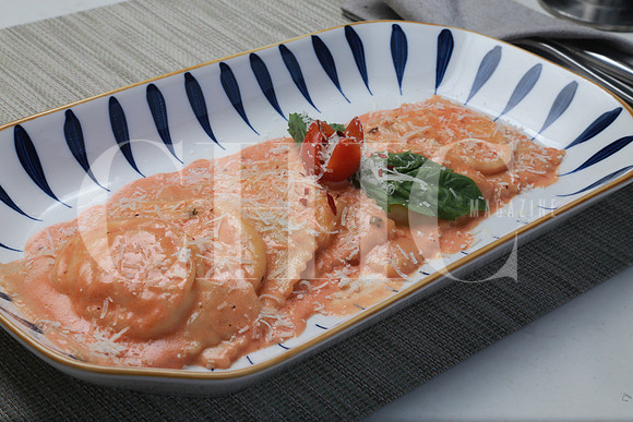 Ravioles rellenos de camaron en salsa rosa (6)