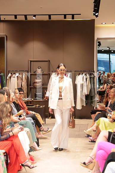 Modelos de Rafa Zuñiga vistiendo Max Mara 108