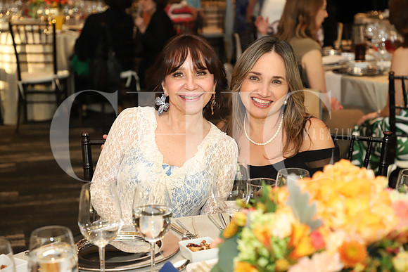 Angela María Pérez y Mónica Lozano 0