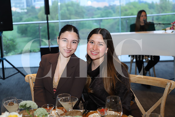 Isabel Herrera y Regina Alexander 0
