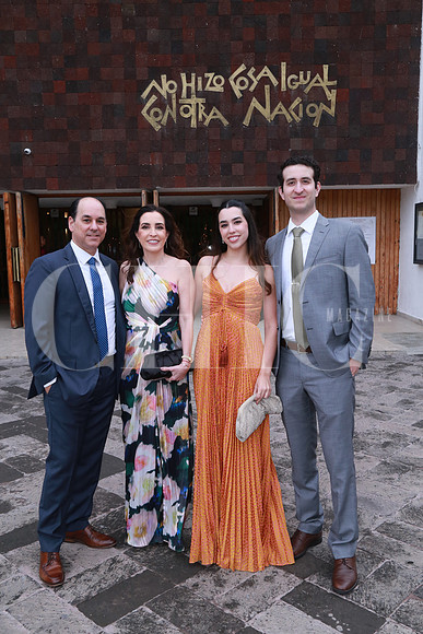 Adrián Maldonado, Lucy Bueno de Maldonado, Victoria Maldonado y Pablo Villarreal (2)