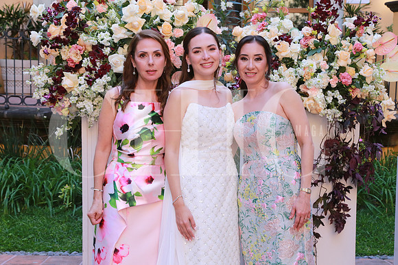 Elva Flores de Monroy, Raquel Monroy y Mariana Castillo de Dávila