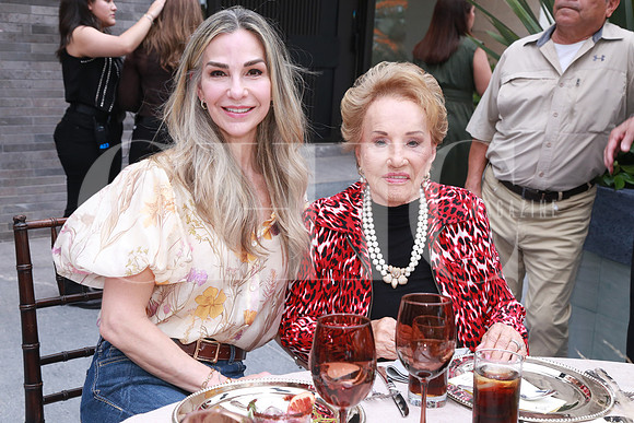 Ana Elisa Garza de Flores y María de la Luz Garza de Flores