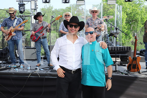 Adrían Garcia Iza y Padre Marcelo Varela
