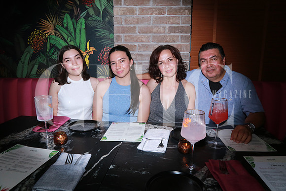 Natalia Pérez, Andrea Pérez, Erika Barrera y Francisco Pérez (2)