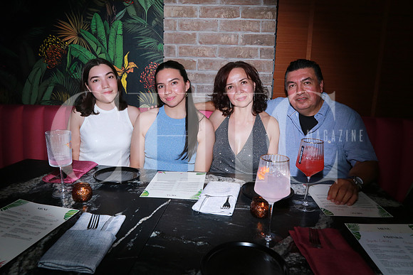 Natalia Pérez, Andrea Pérez, Erika Barrera y Francisco Pérez